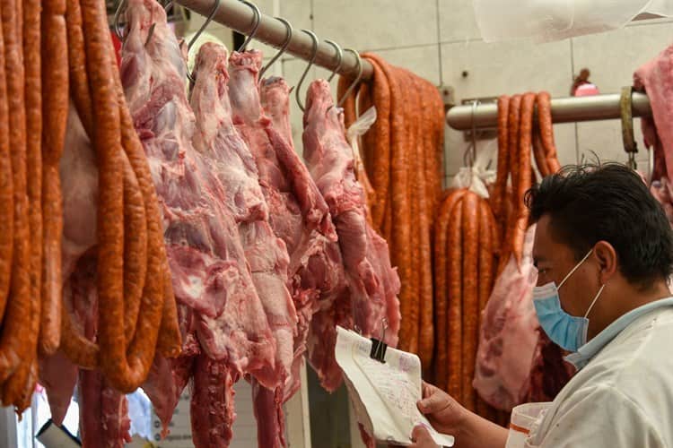 Los alimentos de la canasta básica por las nubes en México