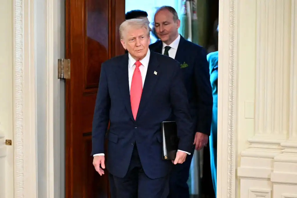 Trump amenaza con aranceles de 200 a bebidas alcohólicas de Francia y UE