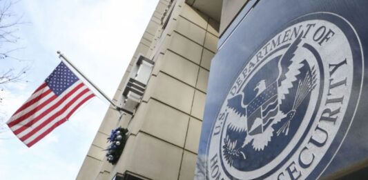 Gobierno de Trump revoca residencia a migrantes que entraron con con CBP One