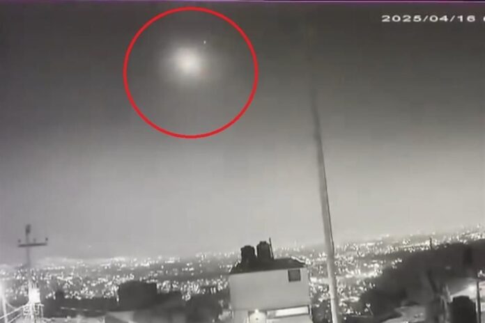 Registran paso de meteoro ilumina cielo en CDMX Registran paso de meteoro ilumina cielo en CDMX