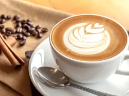 Tomar café en la mañana podría ayudarte a vivir más, revelan estudios científicos taza de cafe salud bienestar