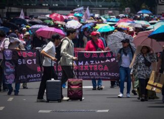 CNTE bloquea el INE y otras dependencias en CDMX CNTE bloquea el INE y otras dependencias en CDMX