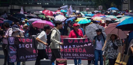 CNTE bloquea el INE y otras dependencias en CDMX CNTE bloquea el INE y otras dependencias en CDMX