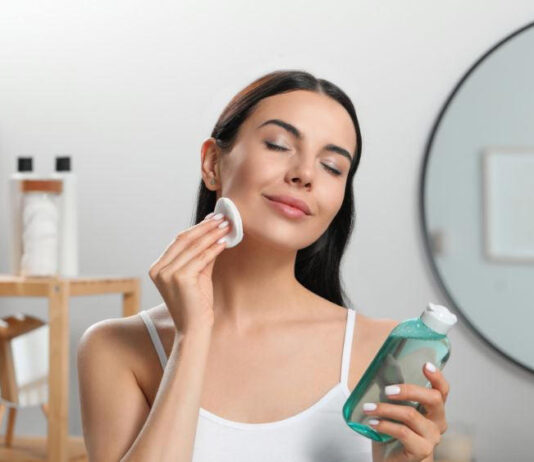 ¿Qué es el agua micelar, para qué sirve y cuáles son sus posibles efectos secundarios? Qué es el agua micelar, para qué sirve y cuáles son sus posibles efectos secundarios