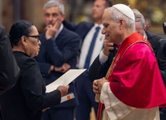 Rosa Icela Rodríguez se encuentra con el papa León XIV y le entrega invitación de Claudia Sheinbaum Rosa Icela Rodríguez se encuentra con el papa León XIV y le entrega invitación de Claudia Sheinbaum