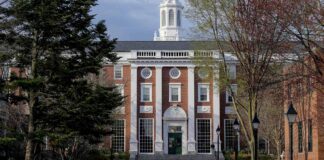 Trump prohíbe a Harvard inscribir a estudiantes extranjeros Trump prohíbe a Harvard inscribir a estudiantes extranjeros