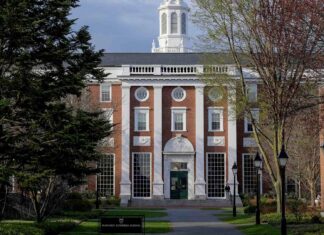 Trump prohíbe a Harvard inscribir a estudiantes extranjeros Trump prohíbe a Harvard inscribir a estudiantes extranjeros