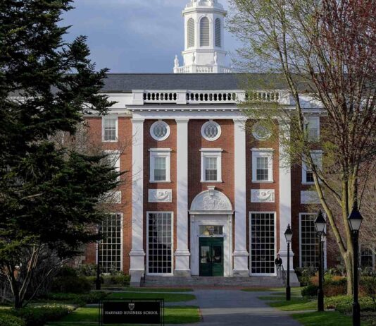 Trump prohíbe a Harvard inscribir a estudiantes extranjeros Trump prohíbe a Harvard inscribir a estudiantes extranjeros