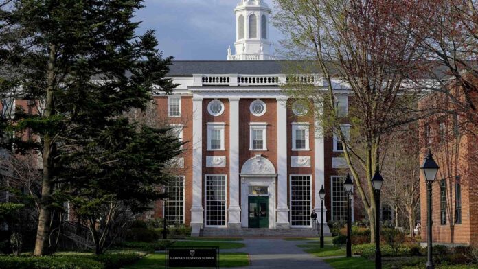 Trump prohíbe a Harvard inscribir a estudiantes extranjeros Trump prohíbe a Harvard inscribir a estudiantes extranjeros