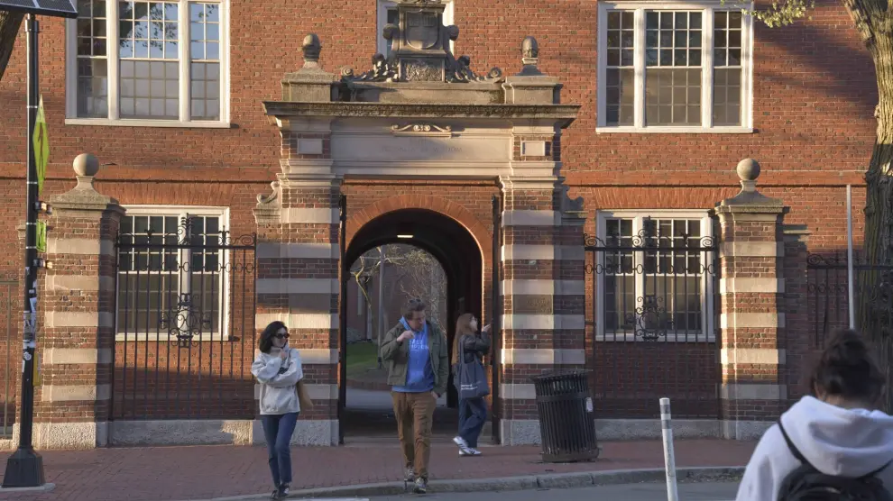 Trump prohíbe a Harvard inscribir a estudiantes extranjeros