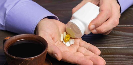 ¿Sabías que el café puede interferir con tus medicamentos? Descubre cómo evitarlo mezclar cafe y medicinas consejos de salud
