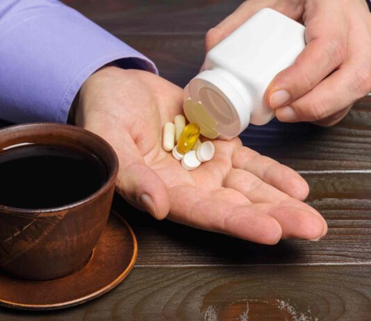 ¿Sabías que el café puede interferir con tus medicamentos? Descubre cómo evitarlo mezclar cafe y medicinas consejos de salud