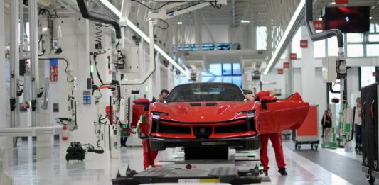 Ferrari retarda su segundo EV: estrategia frente a la débil demanda del lujo eléctrico