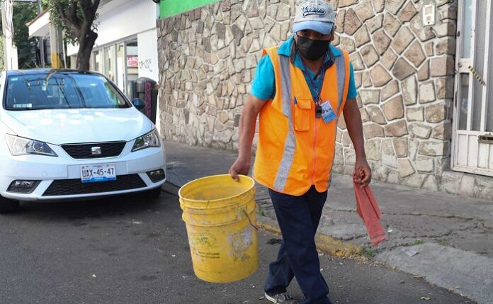 Clara Brugada presenta iniciativa para regular a franeleros