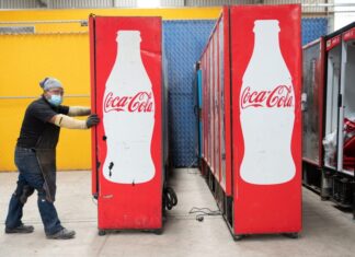 Coca-Cola entra en polémica con refrigeradores en tiendas de México Coca-Cola entra en polémica con refrigeradores en tiendas de México