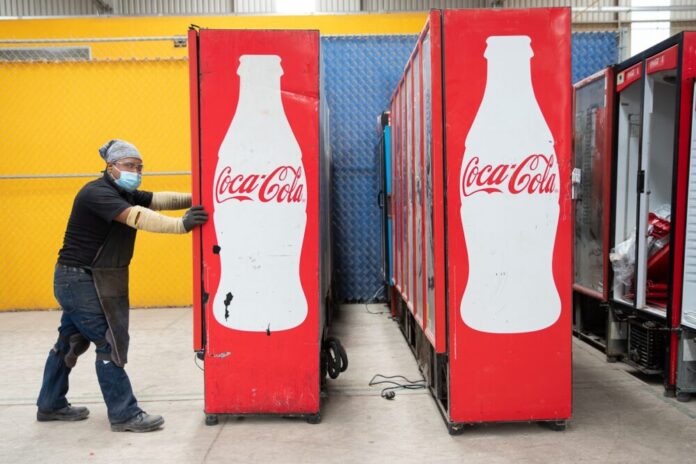 Coca-Cola entra en polémica con refrigeradores en tiendas de México Coca-Cola entra en polémica con refrigeradores en tiendas de México