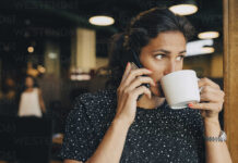 Consumo moderado de café favorece un envejecimiento saludable en mujeres Un estudio presentado en el congreso Nutrition 2025 en Orlando sugiere que consumir café con cafeína de forma moderada durante la mediana edad puede asociarse con un envejecimiento saludable en mujeres. La investigación es liderada por la doctora Sara Mahdavi, científica afiliada a la Universidad de Toronto y Harvard, y se basa en datos recopilados desde 1984 en el reconocido Nurses’ Health Study. Metodología y muestra del estudio El análisis incluyó a más de 47 000 mujeres estadounidenses, seguidas entre 1984 y 2016. Se evaluaron varios indicadores: función física, cognitiva, salud mental y condiciones crónicas (diabetes tipo 2, enfermedades cardiovasculares, etc.). Este amplio seguimiento longitudinal permite observar trayectorias de envejecimiento hasta la edad de 70 años o más. ¿Cuánto café al día? La ingesta ideal, según los resultados, oscila entre una y tres tazas diarias de café con cafeína. En concreto, las participantes con 50 años que consumían esa cantidad mostraron una mayor probabilidad de llegar a los 70 libres de enfermedades crónicas, manteniendo buena salud física, mental y cognitiva. El promedio de cafeína consumida por el grupo "envejecedoras saludables" fue de aproximadamente 315 mg diarios, equivalente a tres tazas pequeñas o una taza y media grande. Beneficios observados Cada taza adicional de café se asoció con un incremento del 2–5 % en la probabilidad de un envejecimiento saludable. Se destaca que estos efectos no se replicaron con café descafeinado, té o refrescos con cafeína, lo que sugiere que otros compuestos naturales del café —como antioxidantes— podrían contribuir al efecto protector. Comparación con otras bebidas con cafeína El estudio subraya que las bebidas azucaradas con cafeína, como los refrescos, se asociaron incluso a una reducción del 20–26 % en las probabilidades de envejecer saludablemente. Tampoco se encontraron efectos similares con el té o el café descafeinado. Evidencia adicional y límites del estudio Aunque los hallazgos son alentadores, la naturaleza observacional impide establecer relación causal. Según la autora: “si bien ajustamos por múltiples factores —dieta, ejercicio, tabaquismo— podrían existir variables no controladas” . Además, la población estudiada estaba compuesta mayoritariamente por enfermeras blancas y con nivel educativo superior, lo que sugiere la necesidad de estudios en muestras más diversas . Mecanismos potenciales detrás del efecto El café contiene más de 2 000 compuestos bioactivos, incluyendo antioxidantes y agentes antiinflamatorios. Estudios previos han vinculado estos componentes con la mejora de la función muscular y cognitiva, mayor sensibilidad a la insulina y protección cardiovascular. Recomendaciones y límites de consumo Autoridades como la EFSA y Harvard señalan que un consumo de hasta 400 mg de cafeína diarios —lo que equivale a cuatro o cinco tazas de 200 ml— se considera generalmente seguro para adultos sanos. Más allá de este umbral, pueden aparecer efectos adversos como ansiedad, insomnio o taquicardias . Equilibrio en hábitos saludables Mahdavi enfatiza que estos beneficios se observan dentro de estilos de vida saludables: alimentación balanceada, ejercicio regular y hábitos sin tabaco. El café no debe considerarse la fuente principal de bienestar, sino un complemento de una vida saludable. La investigación añade evidencia sobre los beneficios del consumo moderado de café con cafeína durante la mediana edad en mujeres, asociándose a un envejecimiento con mejor salud física, mental y libre de enfermedades crónicas. Sin embargo, al tratarse de un estudio observacional con limitaciones demográficas, hacen falta nuevas investigaciones más amplias y heterogéneas para confirmar estos resultados. Mientras tanto, el café, dentro de una dieta equilibrada, puede ser una opción saludable y placentera.