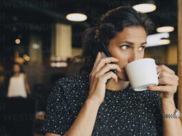 Consumo moderado de café favorece un envejecimiento saludable en mujeres Un estudio presentado en el congreso Nutrition 2025 en Orlando sugiere que consumir café con cafeína de forma moderada durante la mediana edad puede asociarse con un envejecimiento saludable en mujeres. La investigación es liderada por la doctora Sara Mahdavi, científica afiliada a la Universidad de Toronto y Harvard, y se basa en datos recopilados desde 1984 en el reconocido Nurses’ Health Study. Metodología y muestra del estudio El análisis incluyó a más de 47 000 mujeres estadounidenses, seguidas entre 1984 y 2016. Se evaluaron varios indicadores: función física, cognitiva, salud mental y condiciones crónicas (diabetes tipo 2, enfermedades cardiovasculares, etc.). Este amplio seguimiento longitudinal permite observar trayectorias de envejecimiento hasta la edad de 70 años o más. ¿Cuánto café al día? La ingesta ideal, según los resultados, oscila entre una y tres tazas diarias de café con cafeína. En concreto, las participantes con 50 años que consumían esa cantidad mostraron una mayor probabilidad de llegar a los 70 libres de enfermedades crónicas, manteniendo buena salud física, mental y cognitiva. El promedio de cafeína consumida por el grupo "envejecedoras saludables" fue de aproximadamente 315 mg diarios, equivalente a tres tazas pequeñas o una taza y media grande. Beneficios observados Cada taza adicional de café se asoció con un incremento del 2–5 % en la probabilidad de un envejecimiento saludable. Se destaca que estos efectos no se replicaron con café descafeinado, té o refrescos con cafeína, lo que sugiere que otros compuestos naturales del café —como antioxidantes— podrían contribuir al efecto protector. Comparación con otras bebidas con cafeína El estudio subraya que las bebidas azucaradas con cafeína, como los refrescos, se asociaron incluso a una reducción del 20–26 % en las probabilidades de envejecer saludablemente. Tampoco se encontraron efectos similares con el té o el café descafeinado. Evidencia adicional y límites del estudio Aunque los hallazgos son alentadores, la naturaleza observacional impide establecer relación causal. Según la autora: “si bien ajustamos por múltiples factores —dieta, ejercicio, tabaquismo— podrían existir variables no controladas” . Además, la población estudiada estaba compuesta mayoritariamente por enfermeras blancas y con nivel educativo superior, lo que sugiere la necesidad de estudios en muestras más diversas . Mecanismos potenciales detrás del efecto El café contiene más de 2 000 compuestos bioactivos, incluyendo antioxidantes y agentes antiinflamatorios. Estudios previos han vinculado estos componentes con la mejora de la función muscular y cognitiva, mayor sensibilidad a la insulina y protección cardiovascular. Recomendaciones y límites de consumo Autoridades como la EFSA y Harvard señalan que un consumo de hasta 400 mg de cafeína diarios —lo que equivale a cuatro o cinco tazas de 200 ml— se considera generalmente seguro para adultos sanos. Más allá de este umbral, pueden aparecer efectos adversos como ansiedad, insomnio o taquicardias . Equilibrio en hábitos saludables Mahdavi enfatiza que estos beneficios se observan dentro de estilos de vida saludables: alimentación balanceada, ejercicio regular y hábitos sin tabaco. El café no debe considerarse la fuente principal de bienestar, sino un complemento de una vida saludable. La investigación añade evidencia sobre los beneficios del consumo moderado de café con cafeína durante la mediana edad en mujeres, asociándose a un envejecimiento con mejor salud física, mental y libre de enfermedades crónicas. Sin embargo, al tratarse de un estudio observacional con limitaciones demográficas, hacen falta nuevas investigaciones más amplias y heterogéneas para confirmar estos resultados. Mientras tanto, el café, dentro de una dieta equilibrada, puede ser una opción saludable y placentera.