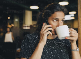 Consumo moderado de café favorece un envejecimiento saludable en mujeres Un estudio presentado en el congreso Nutrition 2025 en Orlando sugiere que consumir café con cafeína de forma moderada durante la mediana edad puede asociarse con un envejecimiento saludable en mujeres. La investigación es liderada por la doctora Sara Mahdavi, científica afiliada a la Universidad de Toronto y Harvard, y se basa en datos recopilados desde 1984 en el reconocido Nurses’ Health Study. Metodología y muestra del estudio El análisis incluyó a más de 47 000 mujeres estadounidenses, seguidas entre 1984 y 2016. Se evaluaron varios indicadores: función física, cognitiva, salud mental y condiciones crónicas (diabetes tipo 2, enfermedades cardiovasculares, etc.). Este amplio seguimiento longitudinal permite observar trayectorias de envejecimiento hasta la edad de 70 años o más. ¿Cuánto café al día? La ingesta ideal, según los resultados, oscila entre una y tres tazas diarias de café con cafeína. En concreto, las participantes con 50 años que consumían esa cantidad mostraron una mayor probabilidad de llegar a los 70 libres de enfermedades crónicas, manteniendo buena salud física, mental y cognitiva. El promedio de cafeína consumida por el grupo "envejecedoras saludables" fue de aproximadamente 315 mg diarios, equivalente a tres tazas pequeñas o una taza y media grande. Beneficios observados Cada taza adicional de café se asoció con un incremento del 2–5 % en la probabilidad de un envejecimiento saludable. Se destaca que estos efectos no se replicaron con café descafeinado, té o refrescos con cafeína, lo que sugiere que otros compuestos naturales del café —como antioxidantes— podrían contribuir al efecto protector. Comparación con otras bebidas con cafeína El estudio subraya que las bebidas azucaradas con cafeína, como los refrescos, se asociaron incluso a una reducción del 20–26 % en las probabilidades de envejecer saludablemente. Tampoco se encontraron efectos similares con el té o el café descafeinado. Evidencia adicional y límites del estudio Aunque los hallazgos son alentadores, la naturaleza observacional impide establecer relación causal. Según la autora: “si bien ajustamos por múltiples factores —dieta, ejercicio, tabaquismo— podrían existir variables no controladas” . Además, la población estudiada estaba compuesta mayoritariamente por enfermeras blancas y con nivel educativo superior, lo que sugiere la necesidad de estudios en muestras más diversas . Mecanismos potenciales detrás del efecto El café contiene más de 2 000 compuestos bioactivos, incluyendo antioxidantes y agentes antiinflamatorios. Estudios previos han vinculado estos componentes con la mejora de la función muscular y cognitiva, mayor sensibilidad a la insulina y protección cardiovascular. Recomendaciones y límites de consumo Autoridades como la EFSA y Harvard señalan que un consumo de hasta 400 mg de cafeína diarios —lo que equivale a cuatro o cinco tazas de 200 ml— se considera generalmente seguro para adultos sanos. Más allá de este umbral, pueden aparecer efectos adversos como ansiedad, insomnio o taquicardias . Equilibrio en hábitos saludables Mahdavi enfatiza que estos beneficios se observan dentro de estilos de vida saludables: alimentación balanceada, ejercicio regular y hábitos sin tabaco. El café no debe considerarse la fuente principal de bienestar, sino un complemento de una vida saludable. La investigación añade evidencia sobre los beneficios del consumo moderado de café con cafeína durante la mediana edad en mujeres, asociándose a un envejecimiento con mejor salud física, mental y libre de enfermedades crónicas. Sin embargo, al tratarse de un estudio observacional con limitaciones demográficas, hacen falta nuevas investigaciones más amplias y heterogéneas para confirmar estos resultados. Mientras tanto, el café, dentro de una dieta equilibrada, puede ser una opción saludable y placentera.