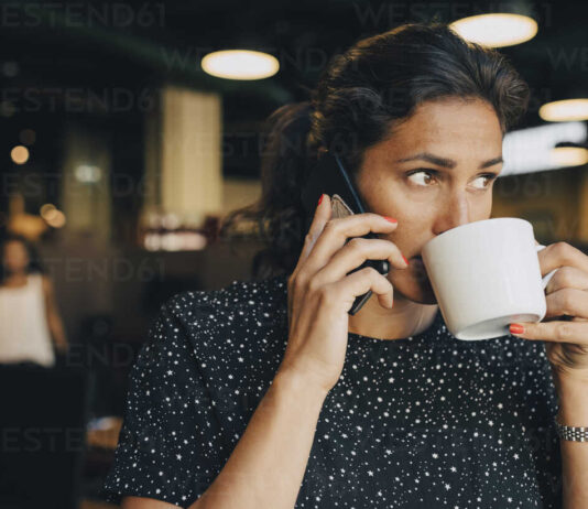 Consumo moderado de café favorece un envejecimiento saludable en mujeres Un estudio presentado en el congreso Nutrition 2025 en Orlando sugiere que consumir café con cafeína de forma moderada durante la mediana edad puede asociarse con un envejecimiento saludable en mujeres. La investigación es liderada por la doctora Sara Mahdavi, científica afiliada a la Universidad de Toronto y Harvard, y se basa en datos recopilados desde 1984 en el reconocido Nurses’ Health Study. Metodología y muestra del estudio El análisis incluyó a más de 47 000 mujeres estadounidenses, seguidas entre 1984 y 2016. Se evaluaron varios indicadores: función física, cognitiva, salud mental y condiciones crónicas (diabetes tipo 2, enfermedades cardiovasculares, etc.). Este amplio seguimiento longitudinal permite observar trayectorias de envejecimiento hasta la edad de 70 años o más. ¿Cuánto café al día? La ingesta ideal, según los resultados, oscila entre una y tres tazas diarias de café con cafeína. En concreto, las participantes con 50 años que consumían esa cantidad mostraron una mayor probabilidad de llegar a los 70 libres de enfermedades crónicas, manteniendo buena salud física, mental y cognitiva. El promedio de cafeína consumida por el grupo "envejecedoras saludables" fue de aproximadamente 315 mg diarios, equivalente a tres tazas pequeñas o una taza y media grande. Beneficios observados Cada taza adicional de café se asoció con un incremento del 2–5 % en la probabilidad de un envejecimiento saludable. Se destaca que estos efectos no se replicaron con café descafeinado, té o refrescos con cafeína, lo que sugiere que otros compuestos naturales del café —como antioxidantes— podrían contribuir al efecto protector. Comparación con otras bebidas con cafeína El estudio subraya que las bebidas azucaradas con cafeína, como los refrescos, se asociaron incluso a una reducción del 20–26 % en las probabilidades de envejecer saludablemente. Tampoco se encontraron efectos similares con el té o el café descafeinado. Evidencia adicional y límites del estudio Aunque los hallazgos son alentadores, la naturaleza observacional impide establecer relación causal. Según la autora: “si bien ajustamos por múltiples factores —dieta, ejercicio, tabaquismo— podrían existir variables no controladas” . Además, la población estudiada estaba compuesta mayoritariamente por enfermeras blancas y con nivel educativo superior, lo que sugiere la necesidad de estudios en muestras más diversas . Mecanismos potenciales detrás del efecto El café contiene más de 2 000 compuestos bioactivos, incluyendo antioxidantes y agentes antiinflamatorios. Estudios previos han vinculado estos componentes con la mejora de la función muscular y cognitiva, mayor sensibilidad a la insulina y protección cardiovascular. Recomendaciones y límites de consumo Autoridades como la EFSA y Harvard señalan que un consumo de hasta 400 mg de cafeína diarios —lo que equivale a cuatro o cinco tazas de 200 ml— se considera generalmente seguro para adultos sanos. Más allá de este umbral, pueden aparecer efectos adversos como ansiedad, insomnio o taquicardias . Equilibrio en hábitos saludables Mahdavi enfatiza que estos beneficios se observan dentro de estilos de vida saludables: alimentación balanceada, ejercicio regular y hábitos sin tabaco. El café no debe considerarse la fuente principal de bienestar, sino un complemento de una vida saludable. La investigación añade evidencia sobre los beneficios del consumo moderado de café con cafeína durante la mediana edad en mujeres, asociándose a un envejecimiento con mejor salud física, mental y libre de enfermedades crónicas. Sin embargo, al tratarse de un estudio observacional con limitaciones demográficas, hacen falta nuevas investigaciones más amplias y heterogéneas para confirmar estos resultados. Mientras tanto, el café, dentro de una dieta equilibrada, puede ser una opción saludable y placentera.