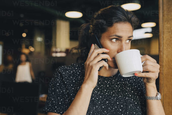 Un estudio presentado en el congreso Nutrition 2025 en Orlando sugiere que consumir café con cafeína de forma moderada durante la mediana edad puede asociarse con un envejecimiento saludable en mujeres. La investigación es liderada por la doctora Sara Mahdavi, científica afiliada a la Universidad de Toronto y Harvard, y se basa en datos recopilados desde 1984 en el reconocido Nurses’ Health Study. Metodología y muestra del estudio El análisis incluyó a más de 47 000 mujeres estadounidenses, seguidas entre 1984 y 2016. Se evaluaron varios indicadores: función física, cognitiva, salud mental y condiciones crónicas (diabetes tipo 2, enfermedades cardiovasculares, etc.). Este amplio seguimiento longitudinal permite observar trayectorias de envejecimiento hasta la edad de 70 años o más. ¿Cuánto café al día? La ingesta ideal, según los resultados, oscila entre una y tres tazas diarias de café con cafeína. En concreto, las participantes con 50 años que consumían esa cantidad mostraron una mayor probabilidad de llegar a los 70 libres de enfermedades crónicas, manteniendo buena salud física, mental y cognitiva. El promedio de cafeína consumida por el grupo
