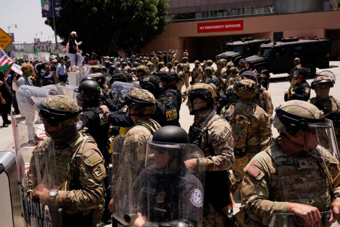 Members of the California National Guard stand guard in downtown Los Angeles Juez federal rechaza intento por suspender inmediatamente despliegue militar en Los Ángeles