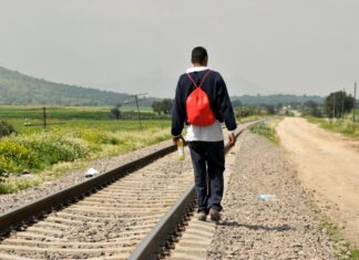 Sheinbaum condena redadas en EE.UU. y promueve reforma integral para proteger a migrantes