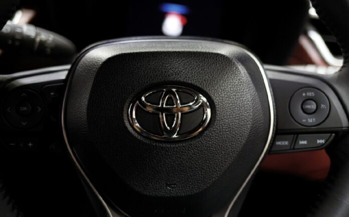 emblema-toyota-llanta-vehiculo-salon
