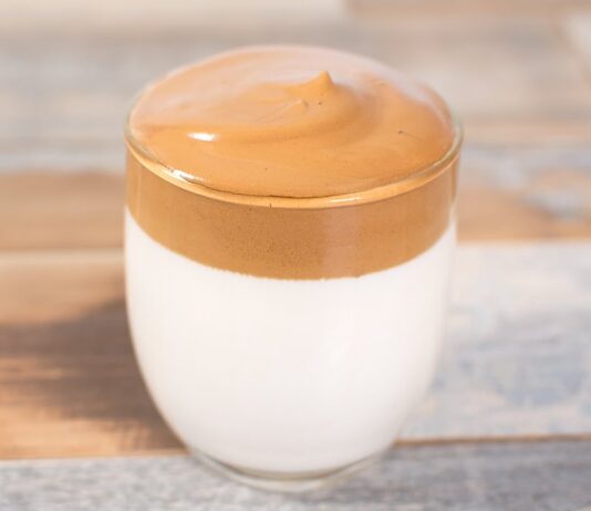 Licuado de café y proteína: energía y fuerza tras el entrenamiento preparar licuado de cafe con leche