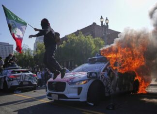 Trump califica protestas en Los Ángeles como «invasión extranjera» y moviliza tropas trum disturbios los angeles