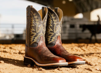 ¿Cómo llevar botas de cuero con falda, vestido o shorts este verano 2025?