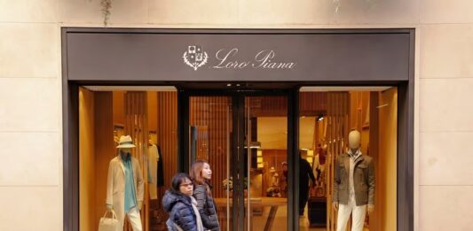 Loro Piana bajo lupa judicial en Milán: ¿lujo manchado por la explotación laboral?