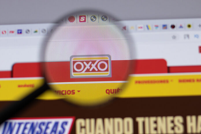 Crean la primera playa dentro de un Oxxo gracias a Tecate