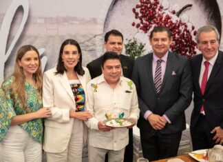 Josefina Rodríguez y Alejandro Armenta encabezan el inicio la temporada del chile en nogada en Puebla