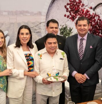 Josefina Rodríguez y Alejandro Armenta encabezan el inicio la temporada del chile en nogada en Puebla