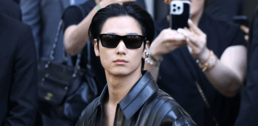 Juyeon de THE BOYZ deslumbra en París: así impone estilo con chaquetas de cuero