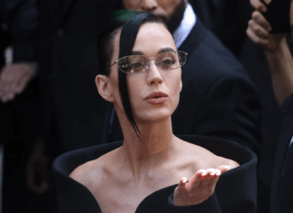 Katy Perry deslumbra en París: el sleek bun que revolucionó la Semana de la Moda