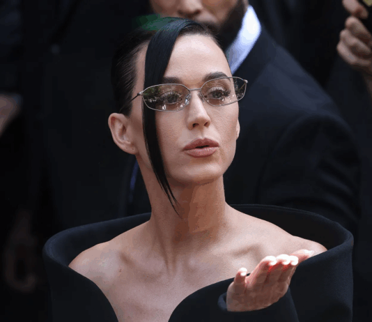 Katy Perry deslumbra en París: el sleek bun que revolucionó la Semana de la Moda