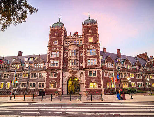 UPenn vetará a atletas trans en deportes femeninos tras acuerdo por investigación federal