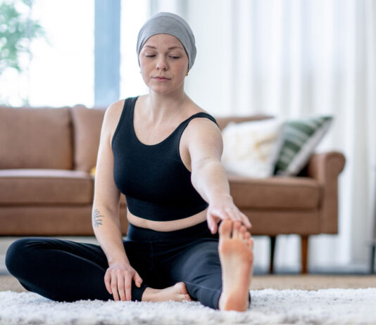 Actividad física y cáncer: cómo el ejercicio puede mejorar la recuperación oncológica Durante mucho tiempo se pensó que un paciente con cáncer debía guardar reposo absoluto para proteger su cuerpo del desgaste físico.