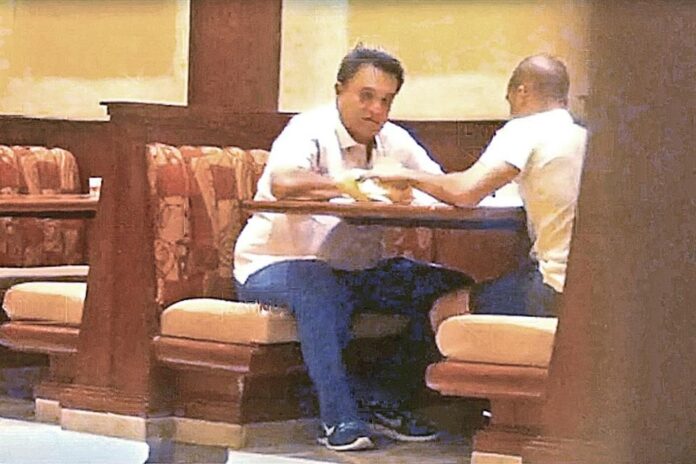 INE cierra expediente de los sobres de dinero a Pío López Obrador