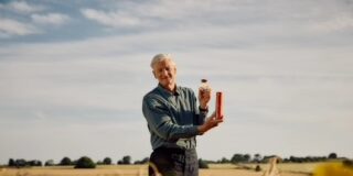 La belleza se une a la agricultura: La gama nutritiva Dyson Omega™. Diseñada para fortalecer el cabello y lograr el máximo brillo.