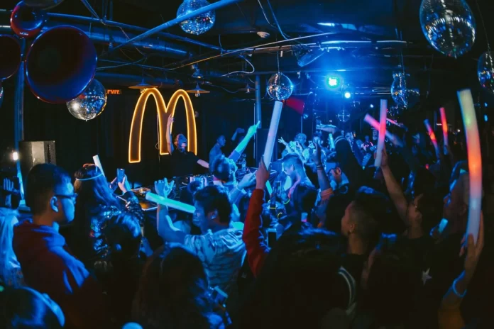 McDonald’s reinventa sus sucursales en discotecas en la CDMX