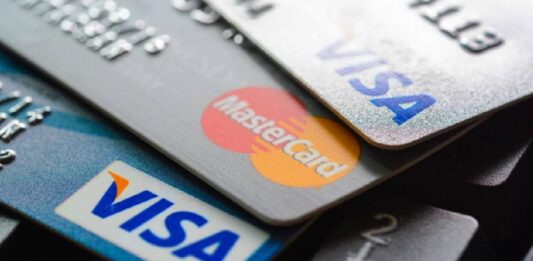 Cobrar comisión por pago con tarjeta en México es ilegal: sanciones y cómo denunciar