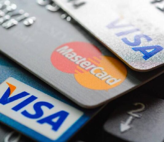 Cobrar comisión por pago con tarjeta en México es ilegal: sanciones y cómo denunciar