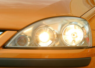 Cómo pulir los faros de tu auto con bicarbonato y qué métodos evitar