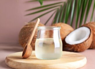 Aceite de coco en la cara: beneficios, riesgos y qué dicen los dermatólogos