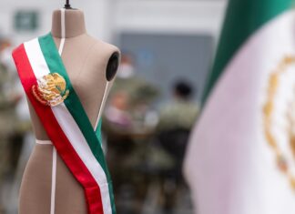 Así confeccionan la banda presidencial para la presidenta Sheinbaum Así confeccionan la banda presidencial para la presidenta Sheinbaum