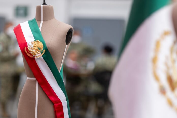 Así confeccionan la banda presidencial para la presidenta Sheinbaum