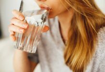 ¿Cuántos vasos de agua al día necesitas para aliviar el estreñimiento sin laxantes?